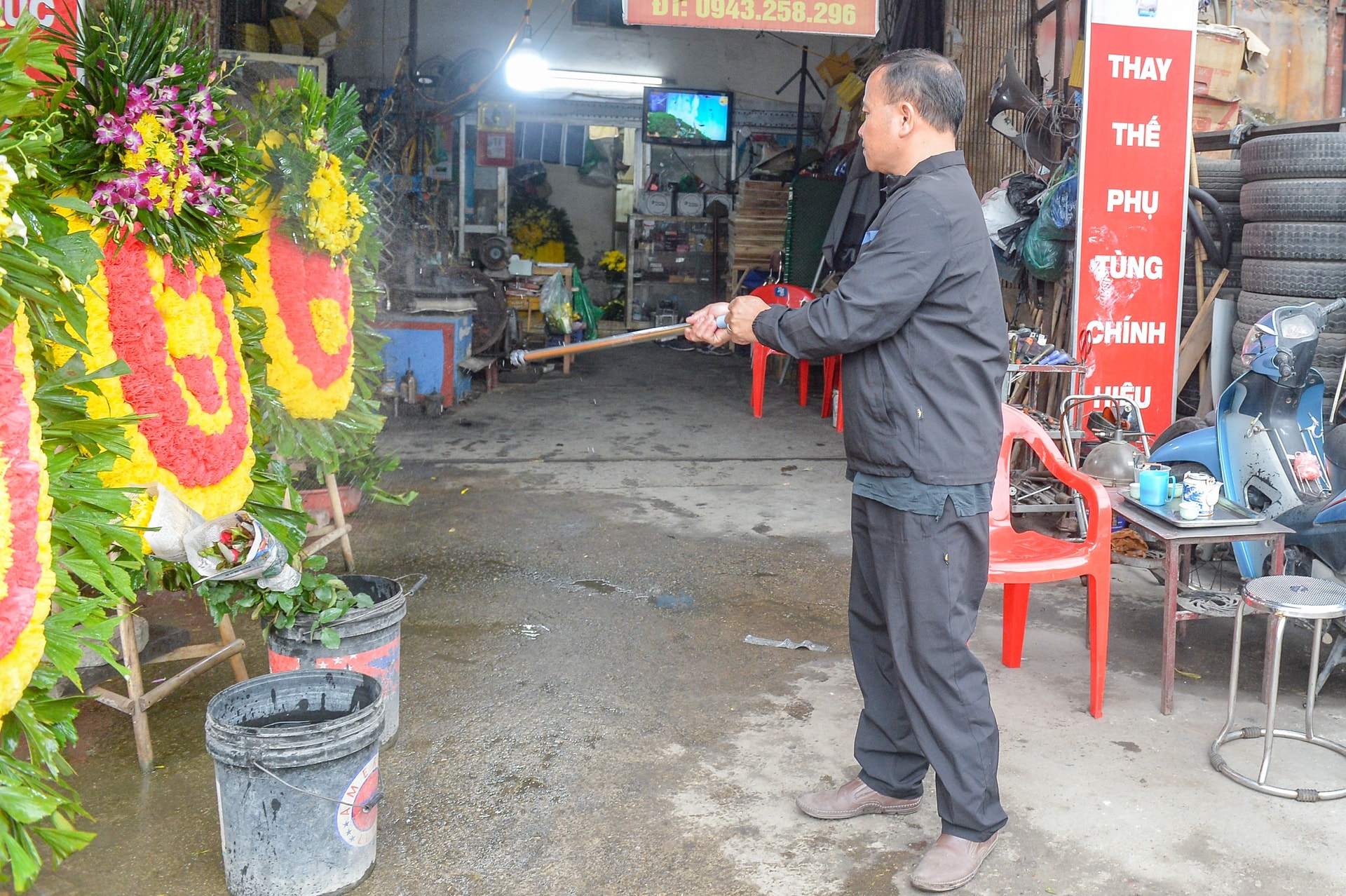 Tài xế vừa xếp hàng đợi đăng kiểm vừa bị vợ liên tục gọi điện kiểm tra - 12