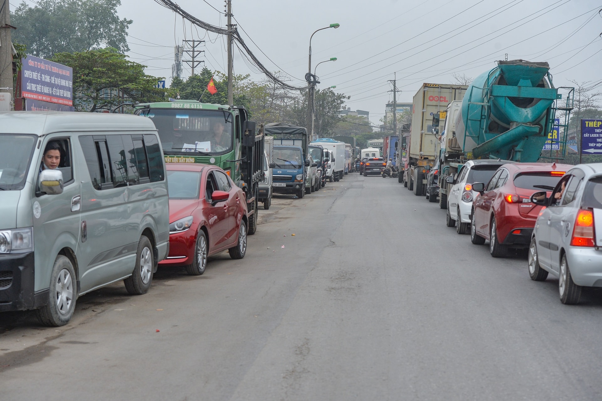 Tài xế vừa xếp hàng đợi đăng kiểm vừa bị vợ liên tục gọi điện kiểm tra - 10