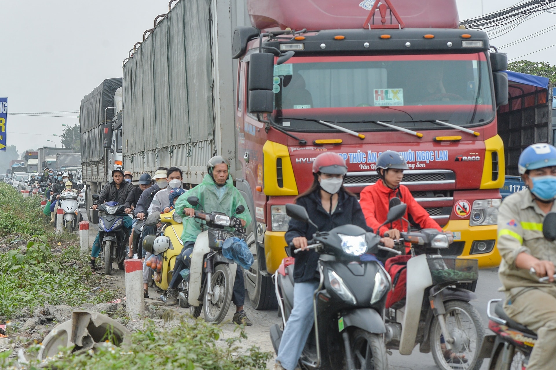 Tài xế vừa xếp hàng đợi đăng kiểm vừa bị vợ liên tục gọi điện kiểm tra - 11