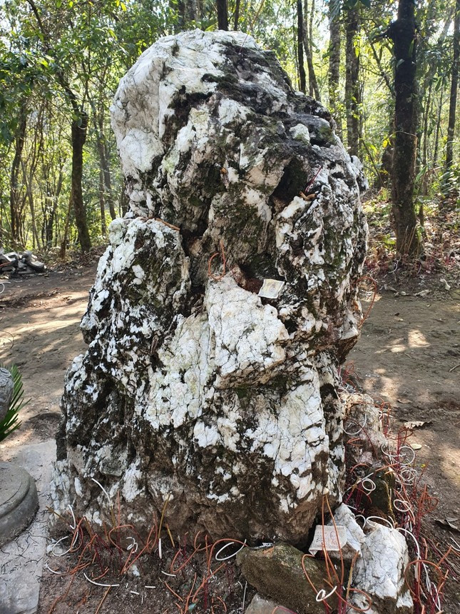 Chuyện về hòn đá kỳ lạ được phong 'Thánh', cách biên giới Việt - Trung chưa đầy 1 mét ảnh 3