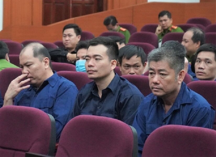 Hoãn xử phúc thẩm vụ buôn lậu 200 triệu lít xăng