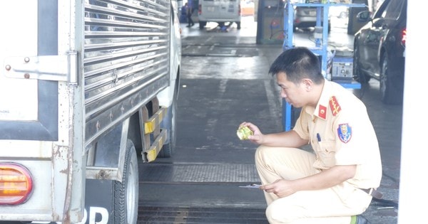 Ngày thứ hai CSGT chi viện cho các Trung tâm Đăng kiểm tại TP.HCM