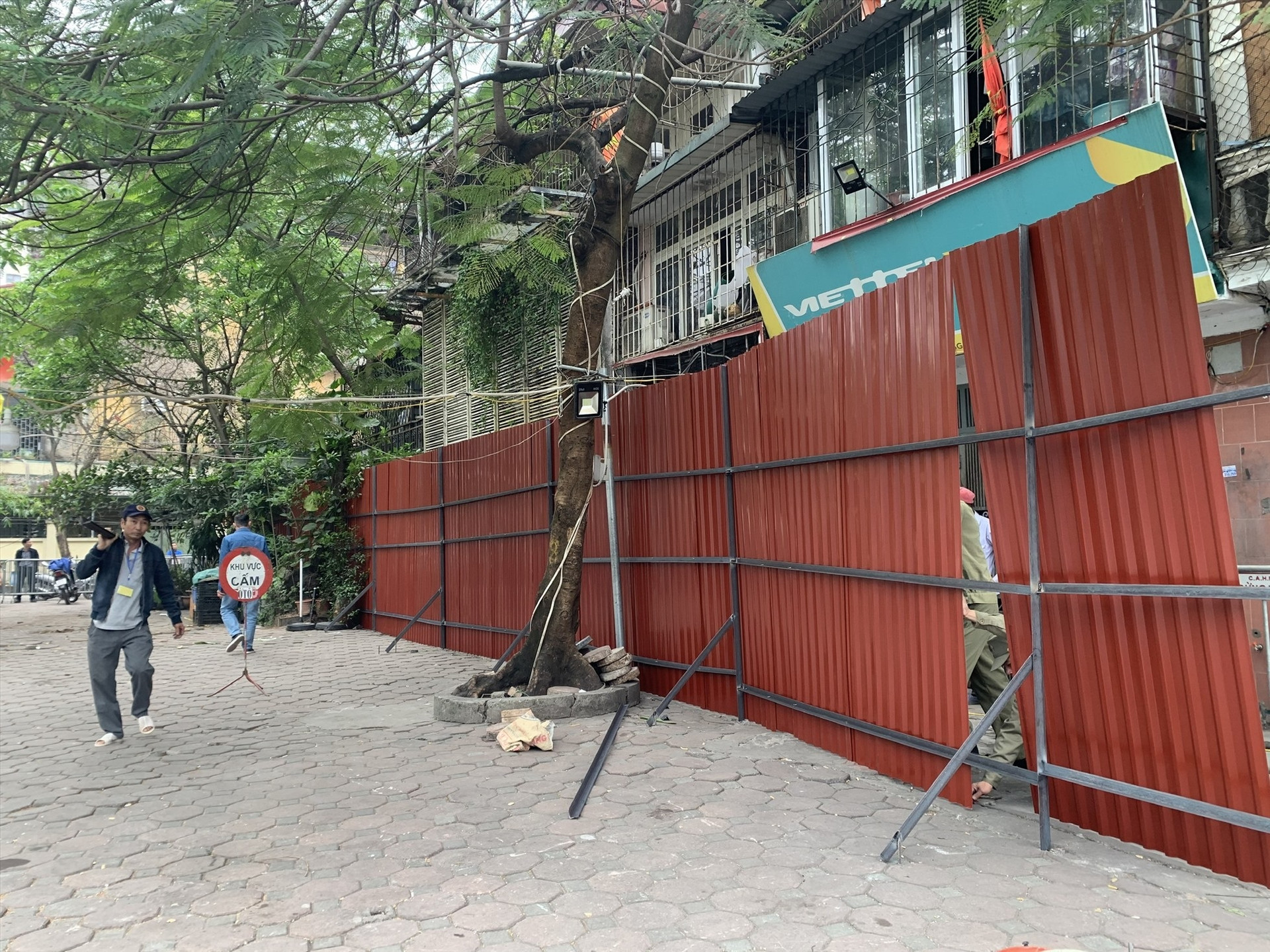 Hà Nội rào tôn quanh chung cư cũ Thành Công nguy hiểm cấp độ D - 1