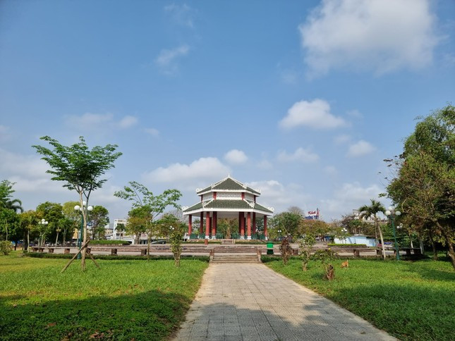Dựng hàng rào tôn dài gần 1km ở công viên Trịnh Công Sơn tại TP Huế ảnh 1