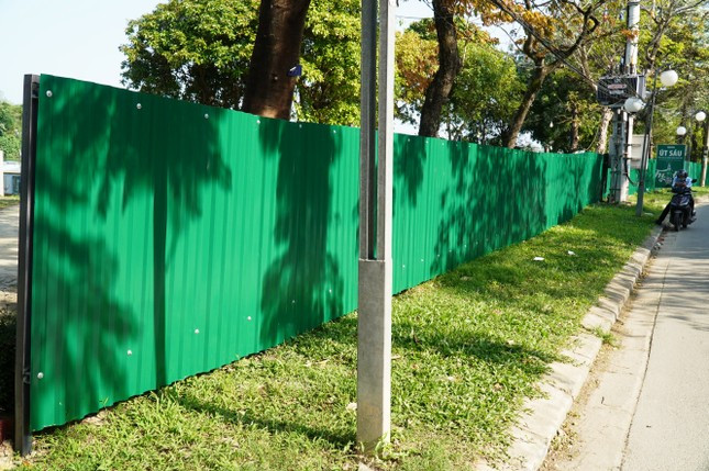 Dựng hàng rào tôn dài gần 1km ở công viên Trịnh Công Sơn tại TP Huế ảnh 13