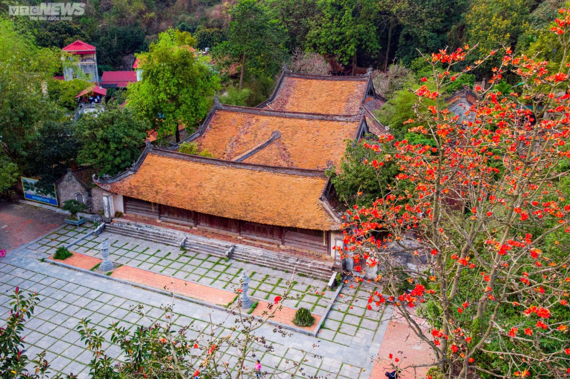 Ngôi chùa nghìn năm tuổi ở Hà Nội nên thơ với sắc đỏ hoa gạo  - 2