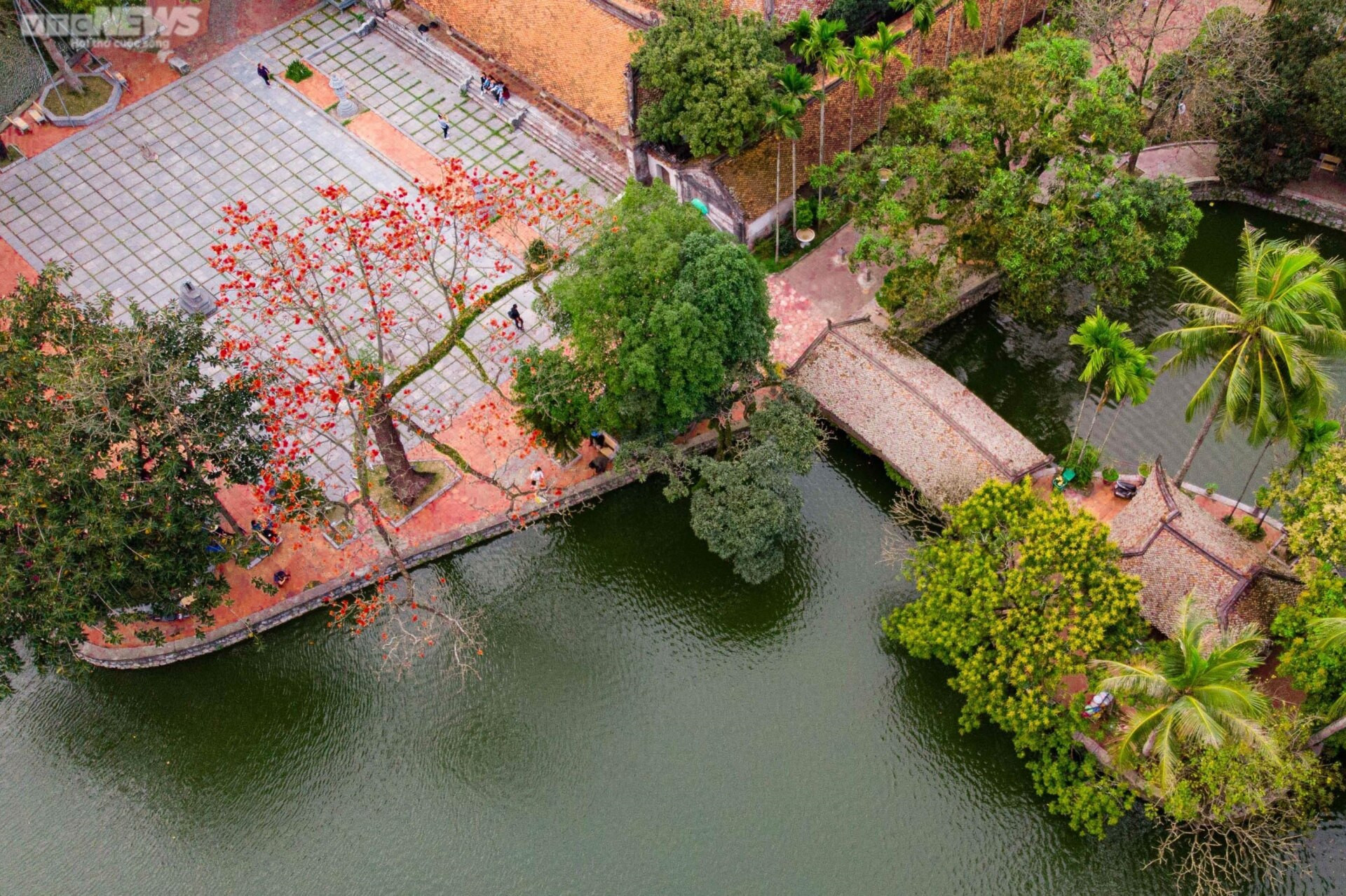 Ngôi chùa nghìn năm tuổi ở Hà Nội nên thơ với sắc đỏ hoa gạo  - 8