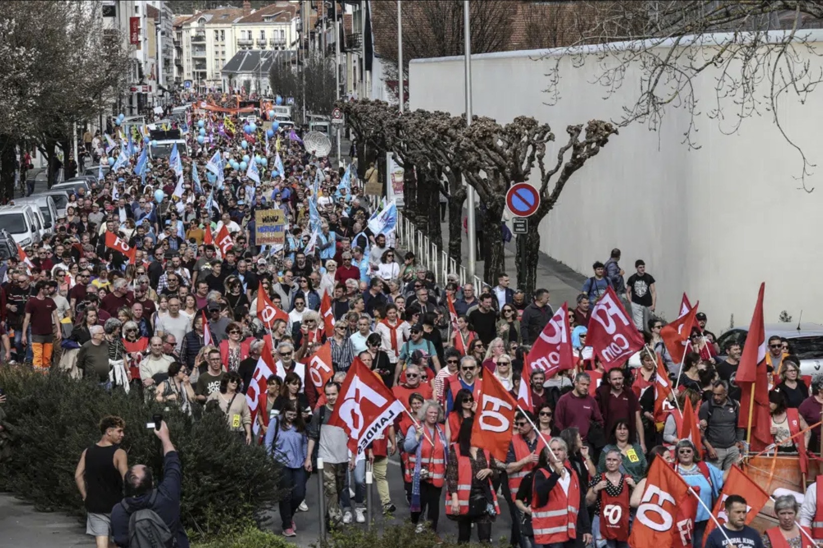 Biểu tình rầm rộ trên khắp nước Pháp