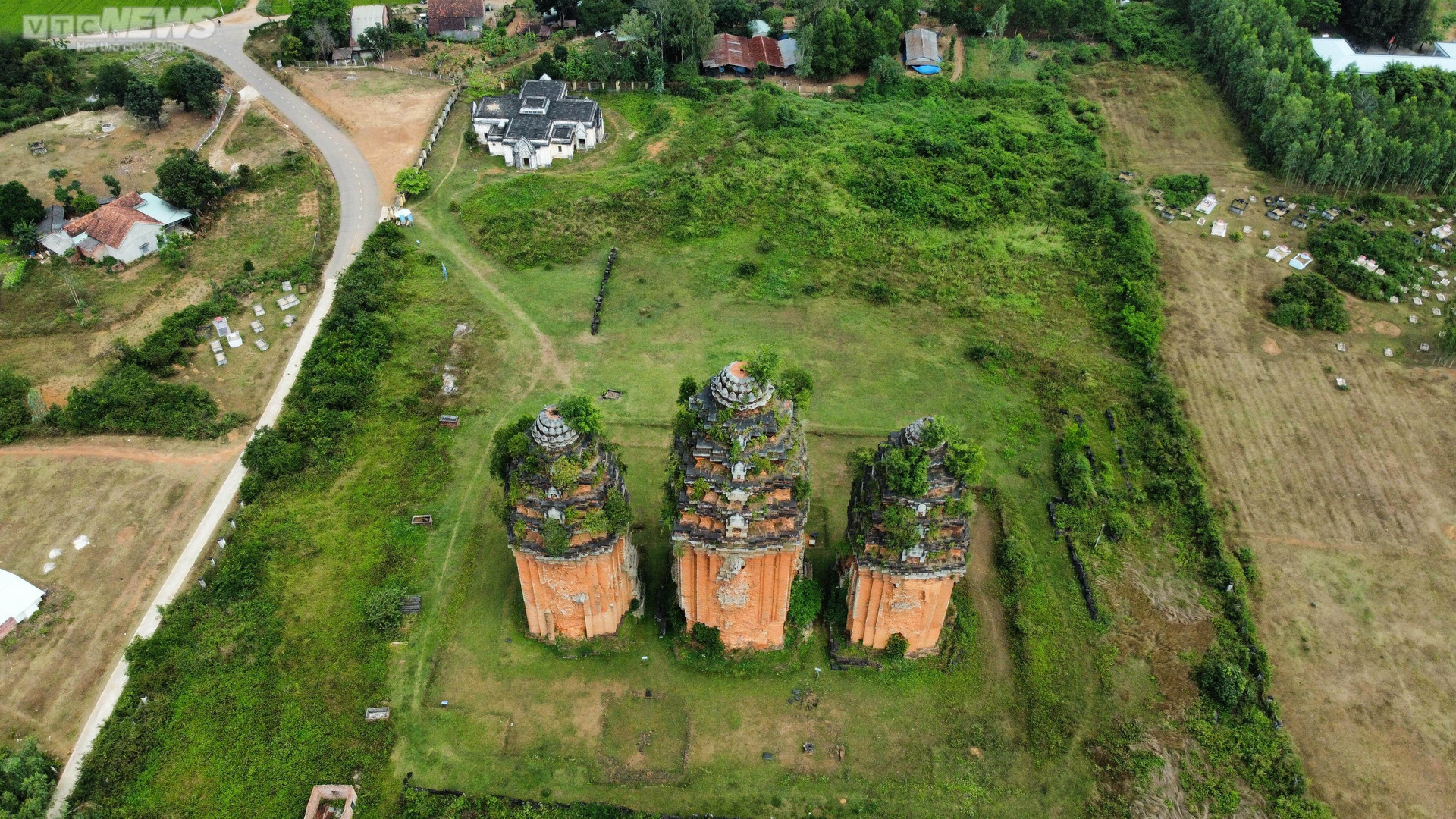 Tháp Chăm cổ ở Bình Định bị đập phá tường, thành nơi hút cỏ của nhiều đối tượng - 10