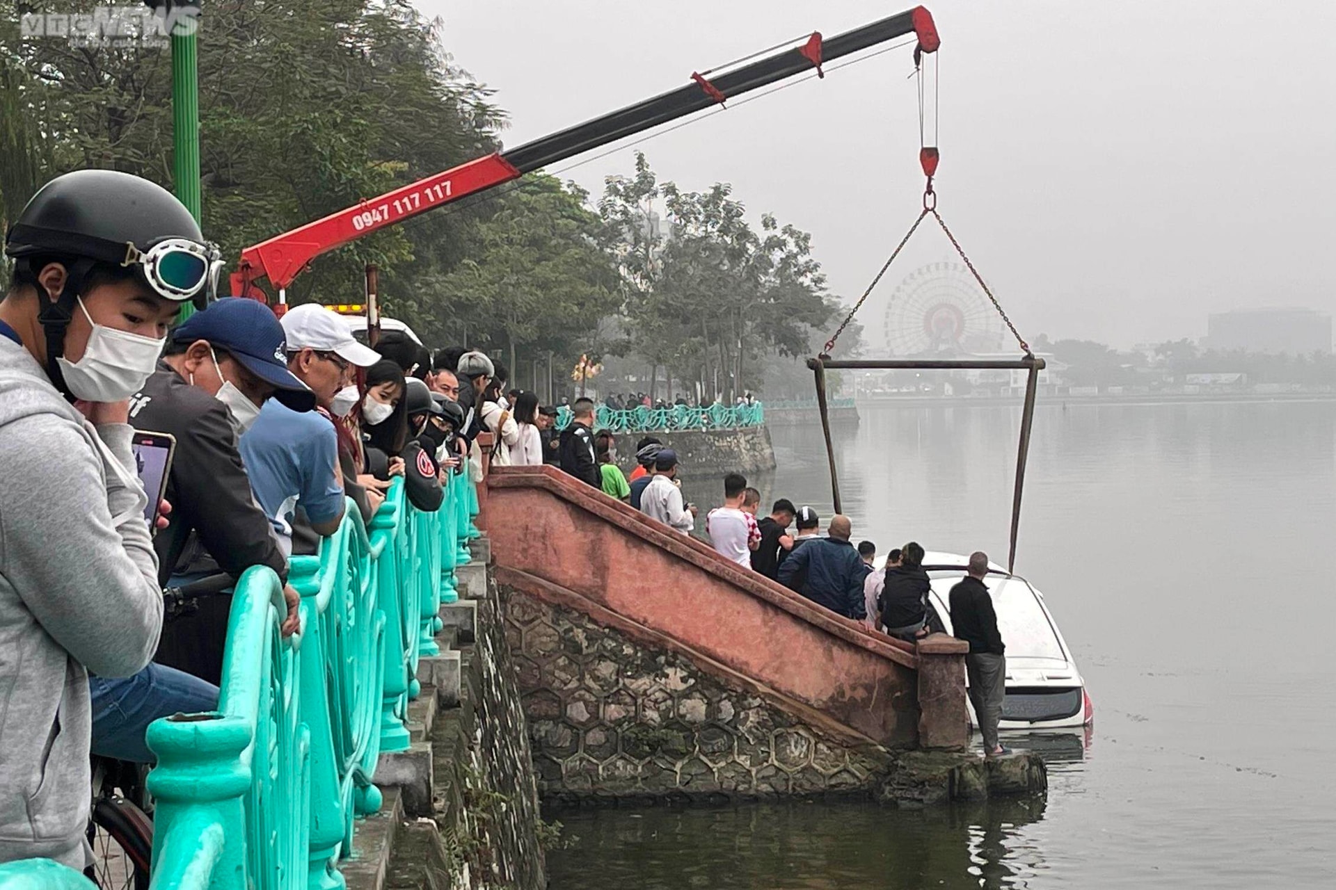 Hà Nội: Nhầm chân ga, người phụ nữ lao thẳng ô tô xuống hồ Tây - 2