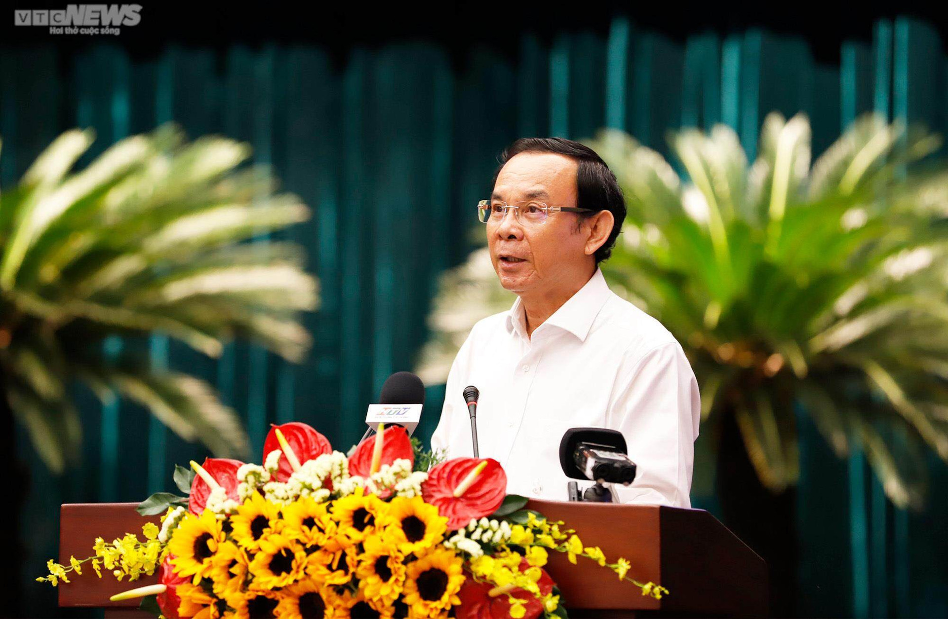 Bí thư Nguyễn Văn Nên: TP.HCM cần xem lại 'toa thuốc' cho sức khỏe kinh tế - 1