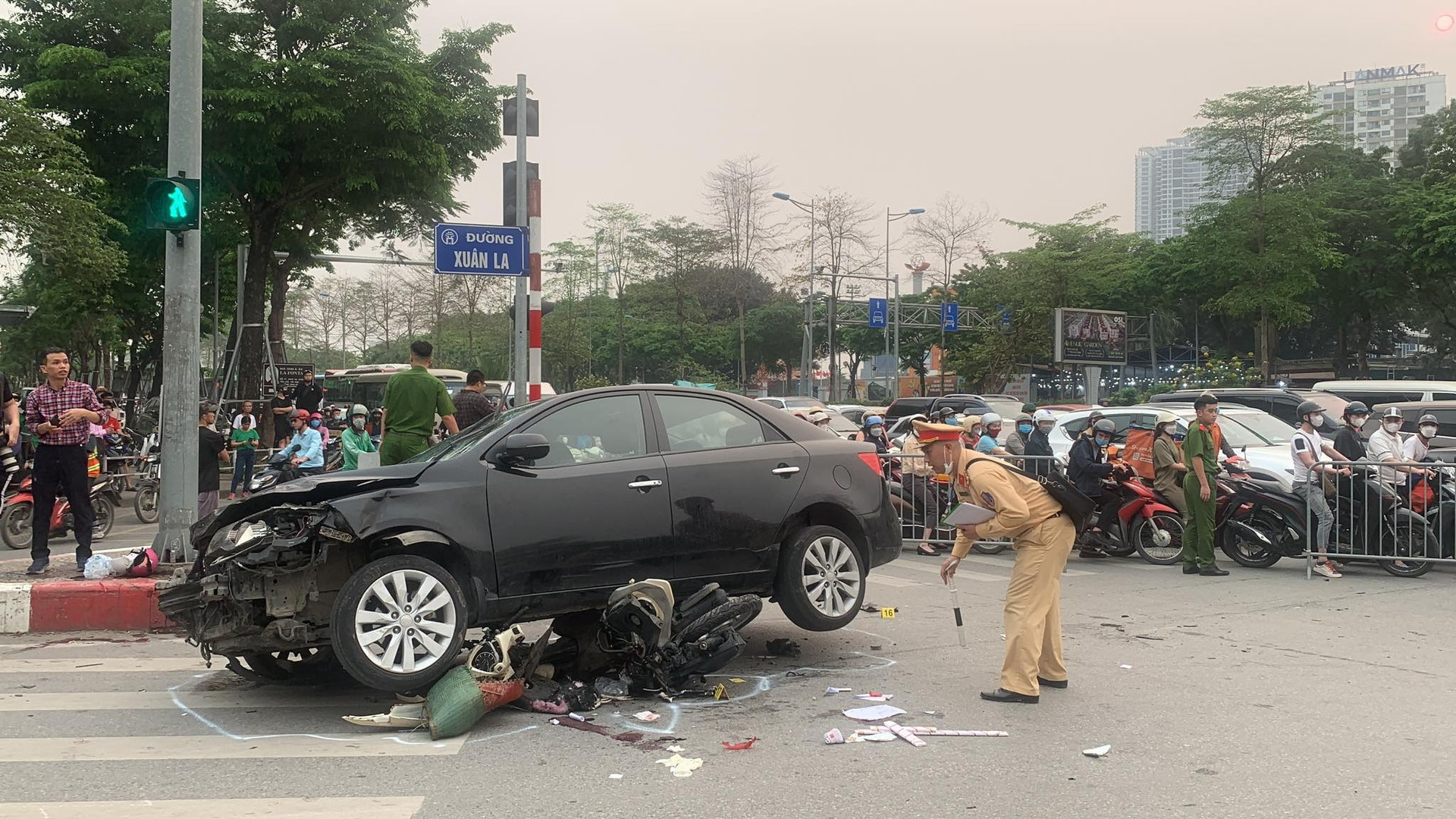 Hà Nội: Ô tô tông 17 xe máy, 17 người bị thương - 3
