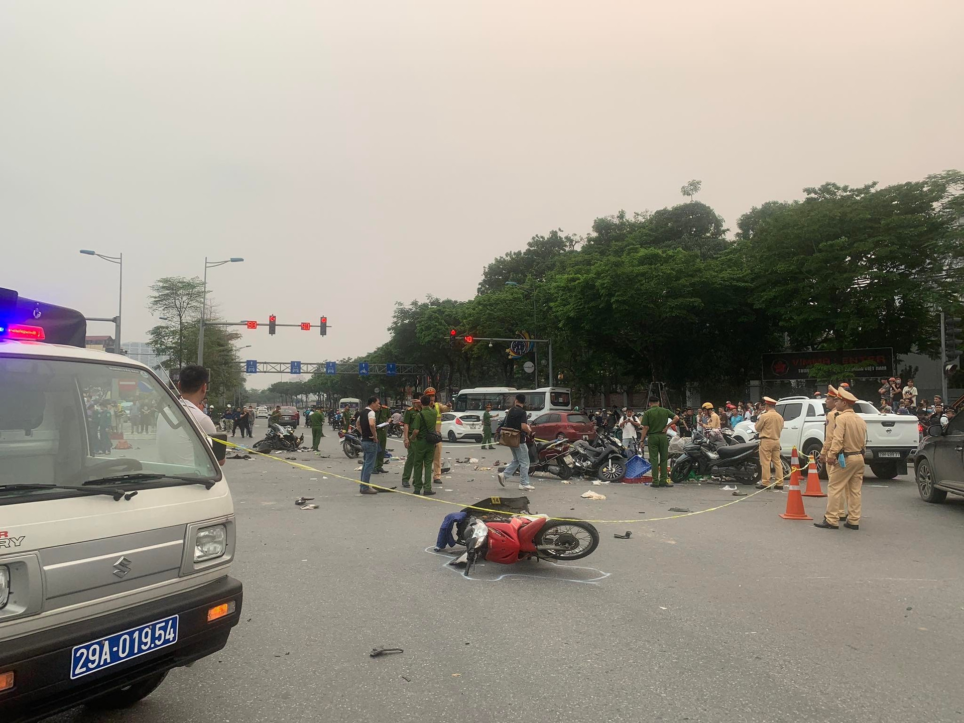 Hà Nội: Ô tô tông 17 xe máy, 17 người bị thương - 4