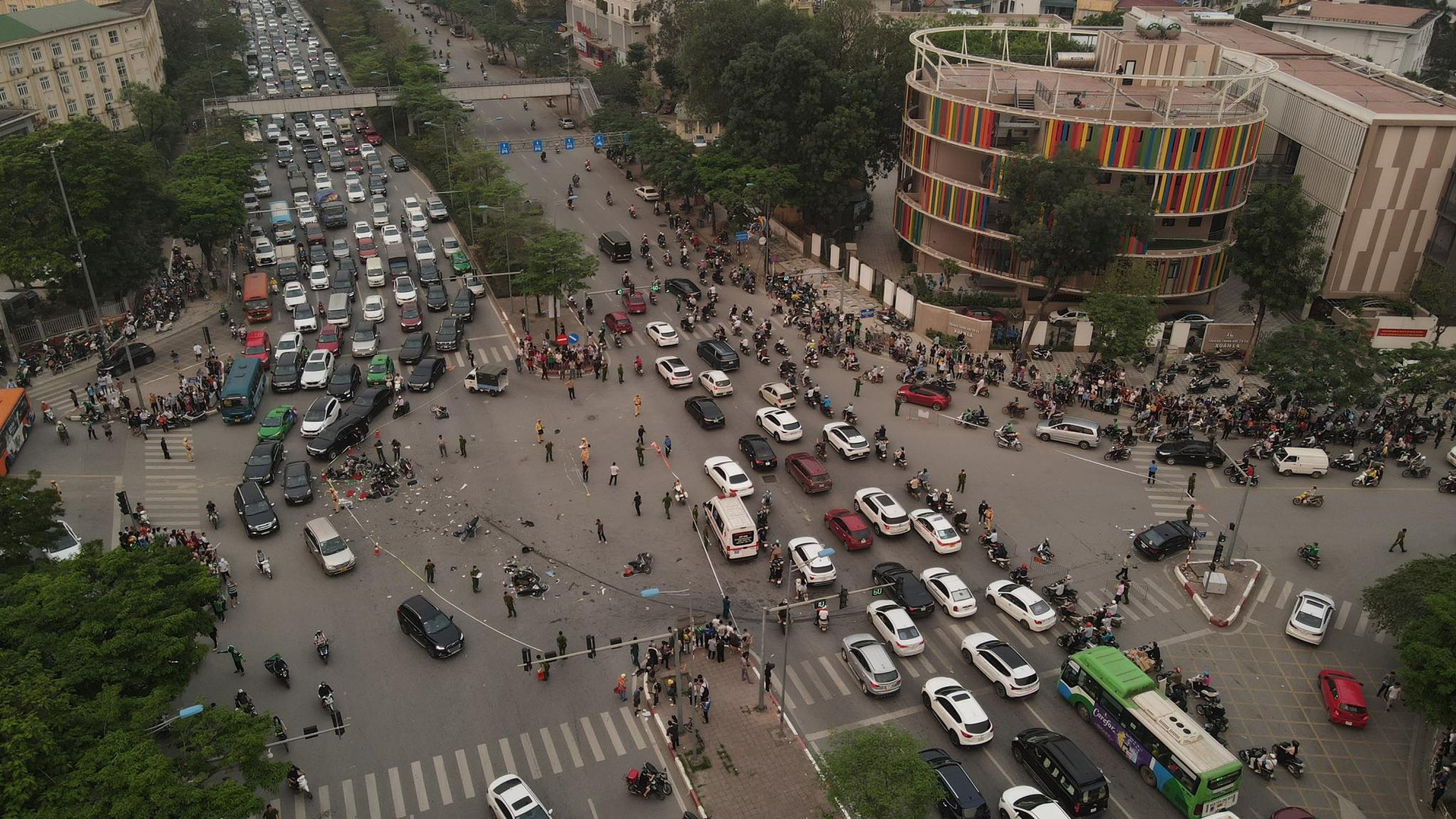 Hà Nội: Ô tô tông 17 xe máy, 17 người bị thương - 5