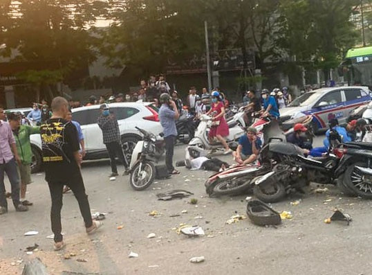 Hà Nội: Ô tô tông 17 xe máy, 17 người bị thương - 2