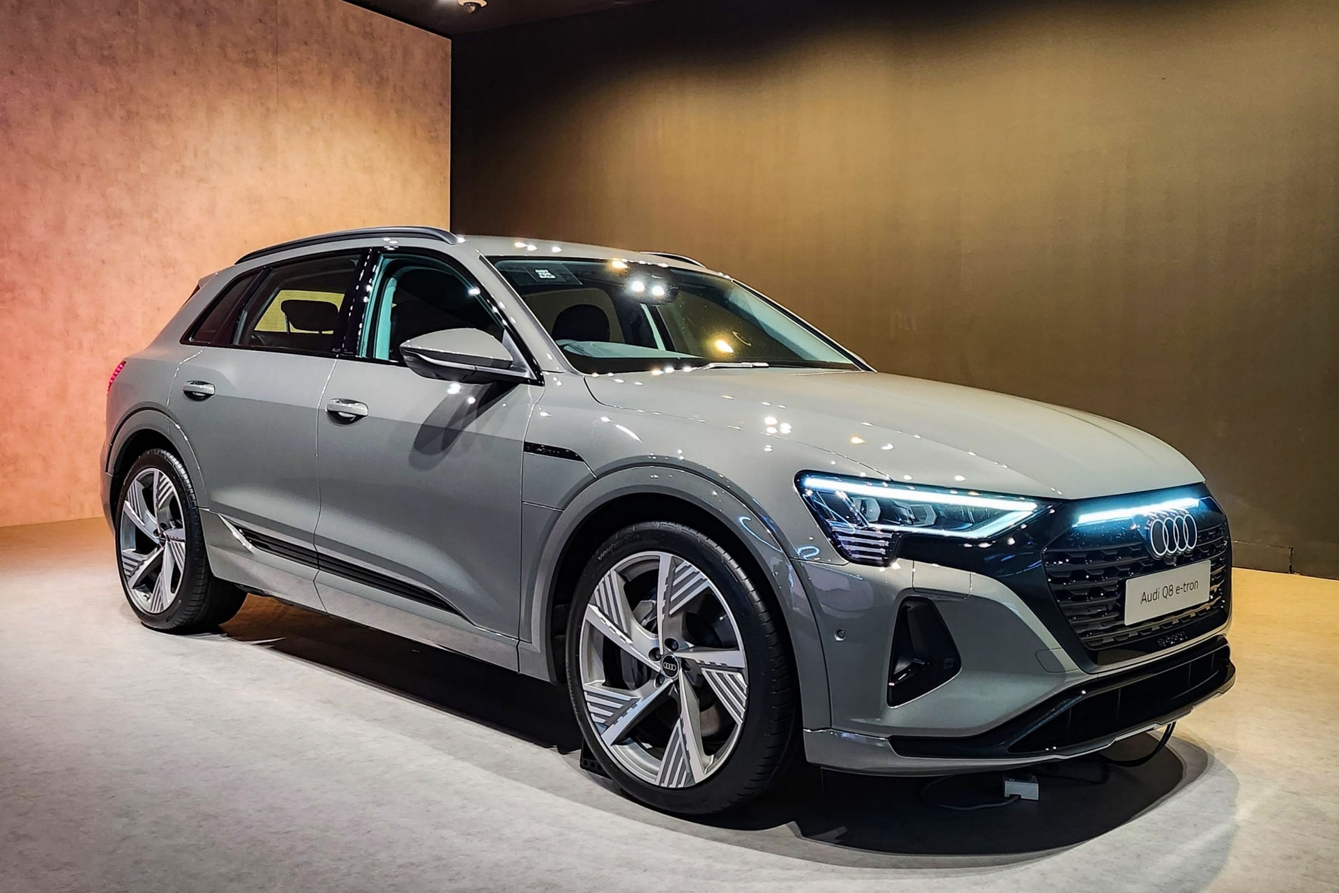 Audi Q8 e-tron anh 1