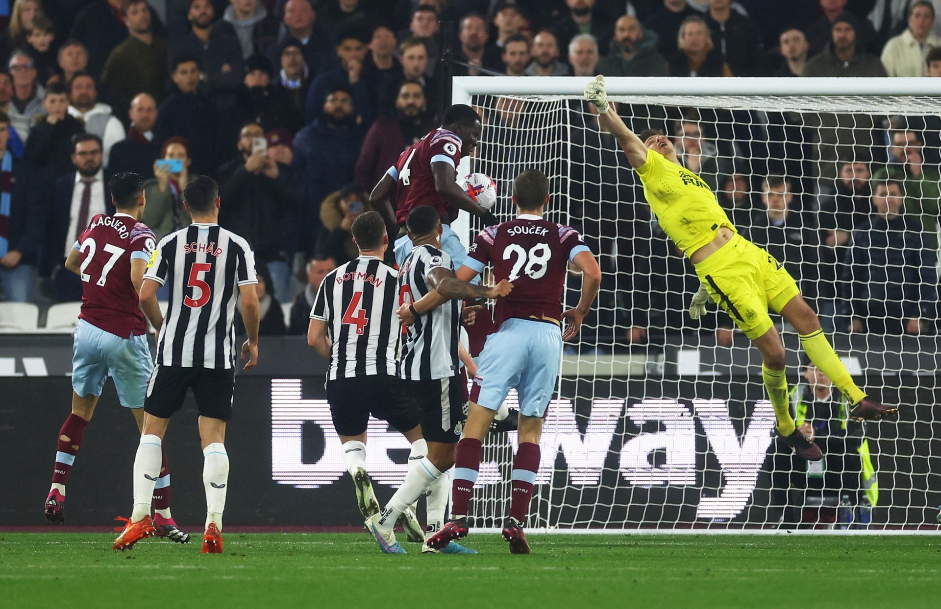 Newcastle dau West Ham anh 3