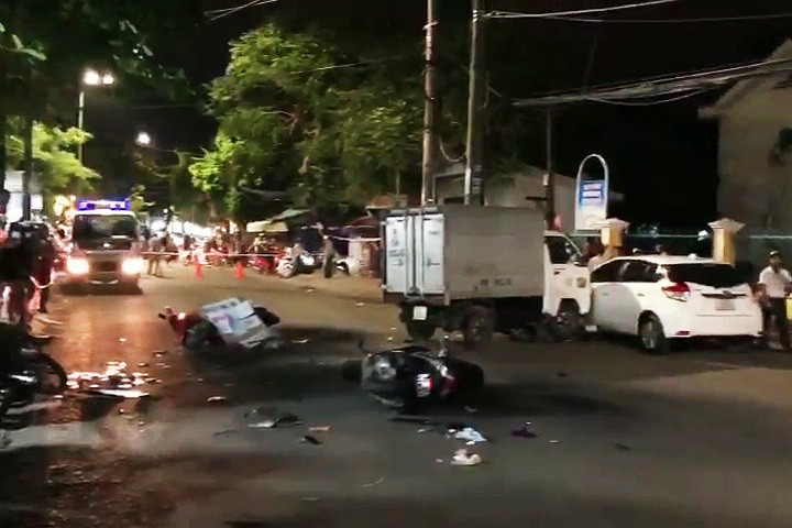 Ô tô mất lái tông hàng loạt xe máy ở Quảng Ngãi - 1