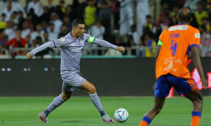 Cristiano Ronaldo đi bóng trong trận Al Nassr hoà Al Feiha 0-0 trên sân Al Majmaah Sports City ở vòng 23 Saudi League tối 9/4/2023. Ảnh: AlNassr