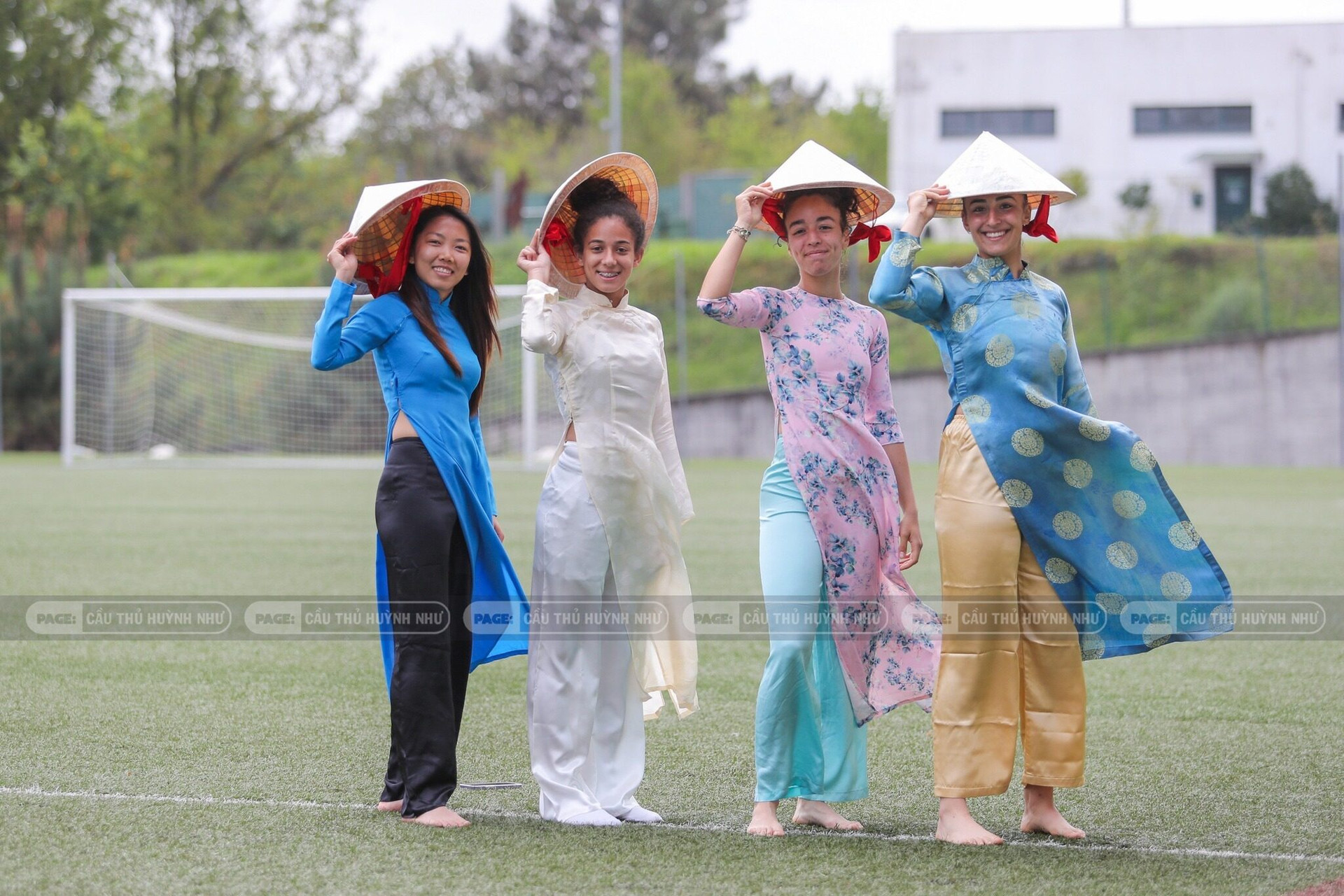 Đồng đội của Huỳnh Như ở CLB Lank phấn khích với tà áo dài Việt Nam - 1