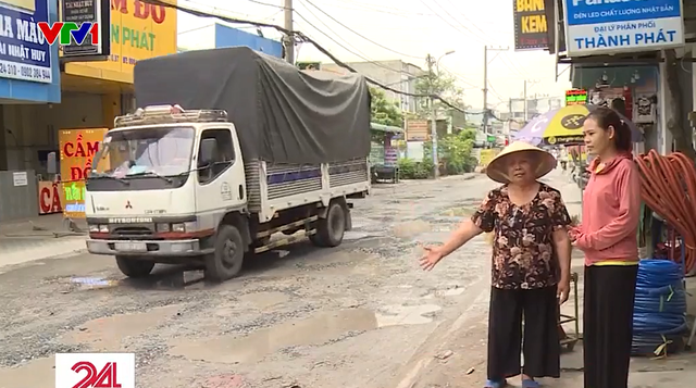 Nhiều ổ voi, ổ gà ở TP Hồ Chí Minh “bẫy” người đi đường - Ảnh 1.
