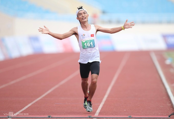 VĐV Việt Nam Hoàng Nguyên Thanh giành HC vàng marathon nam SEA Games 31 với thành tích 2 giờ 25 phút 7,84 giây. Ảnh: Đức Đồng