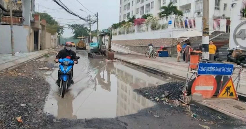 Chủ đầu tư ngó lơ khi đường ngập, căn hộ thấm nước tại chung cư ở TPHCM