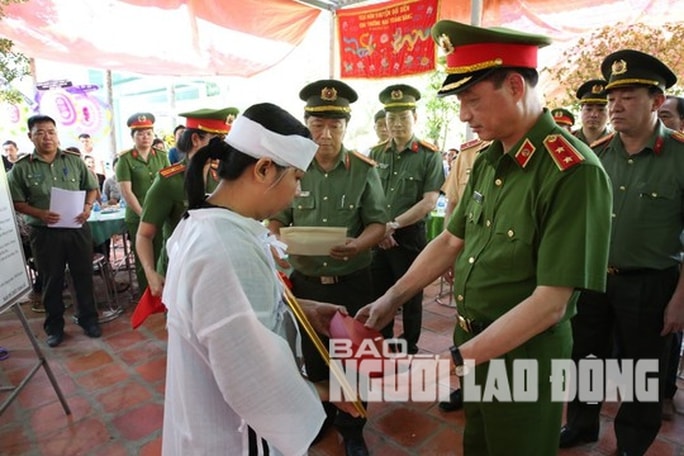 Truy thăng cấp bậc hàm trung tá cho thiếu tá CSGT bị tông tử vong - Ảnh 2.