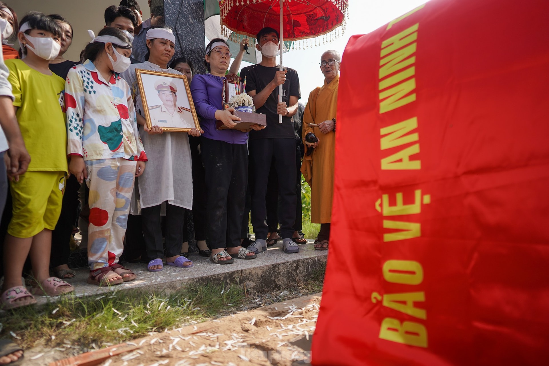 'Anh hãy nghỉ đi, nhiệm vụ có đồng đội anh thay thế, phụng dưỡng cha mẹ đã có em và anh chị' ảnh 14