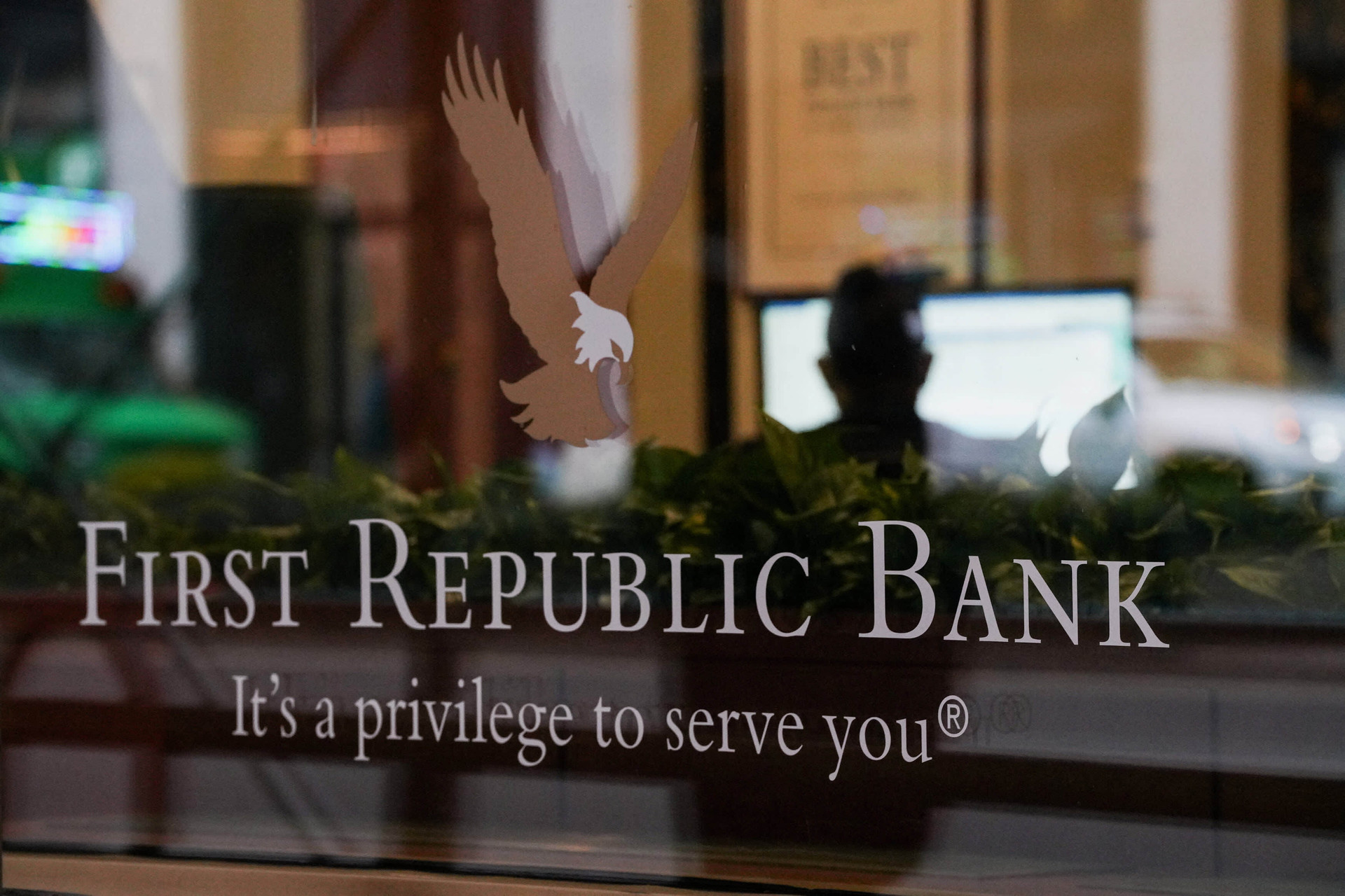 Ngân hàng First Republic Bank của Mỹ sụp đổ - 1