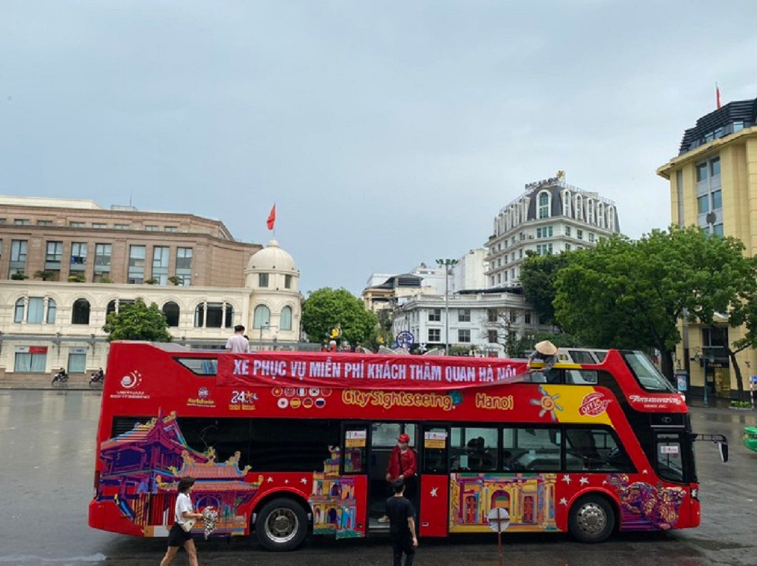 Băng rôn chào đón du khách đi xe bus 2 tầng Hà Nội lại sai chính tả - 1