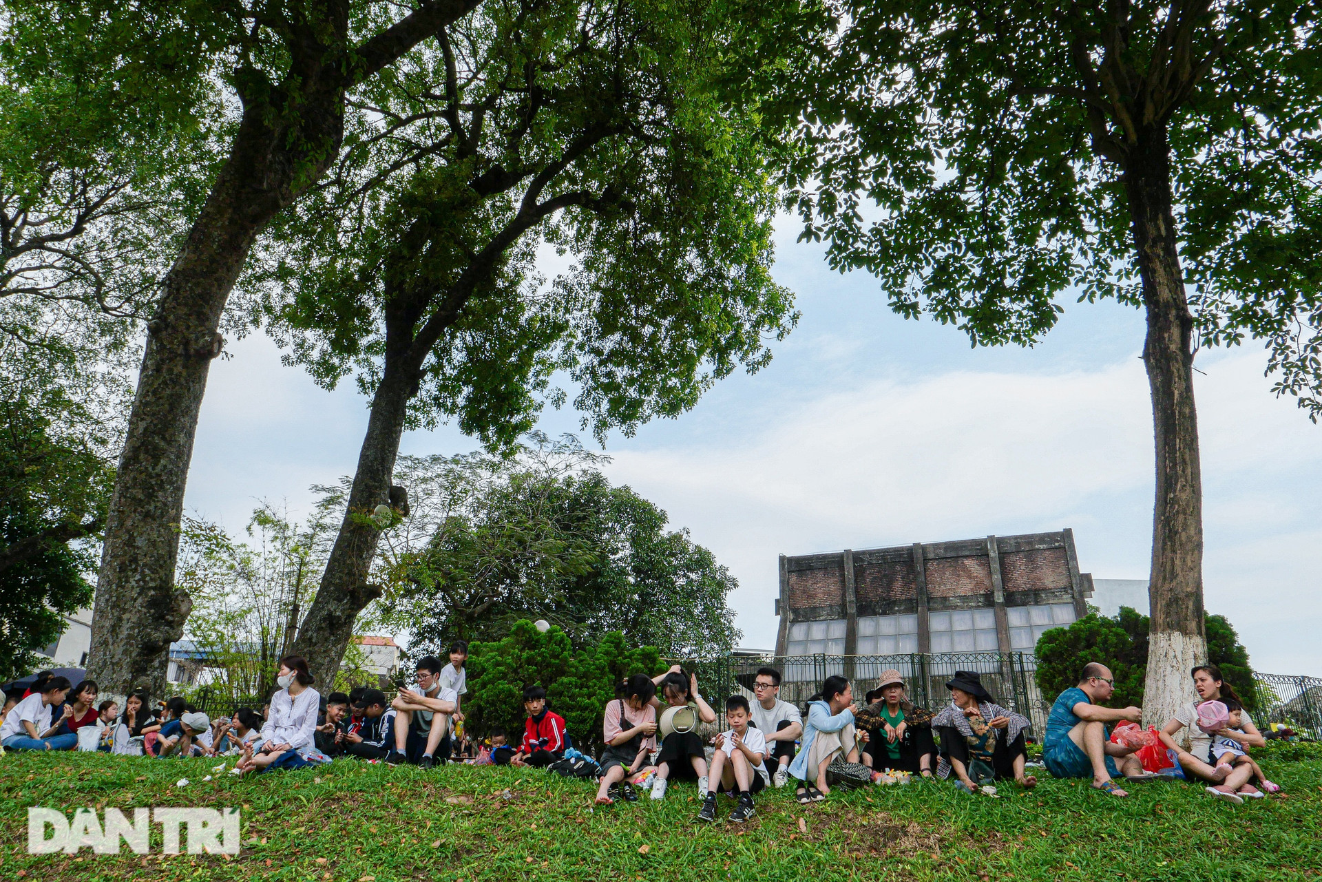  Choáng cảnh đông nghẹt thở, dòng người chen chúc trong công viên ở Hà Nội  - 10