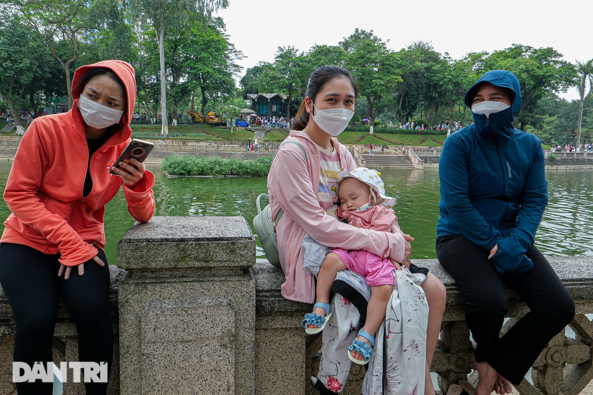  Choáng cảnh đông nghẹt thở, dòng người chen chúc trong công viên ở Hà Nội  - 9