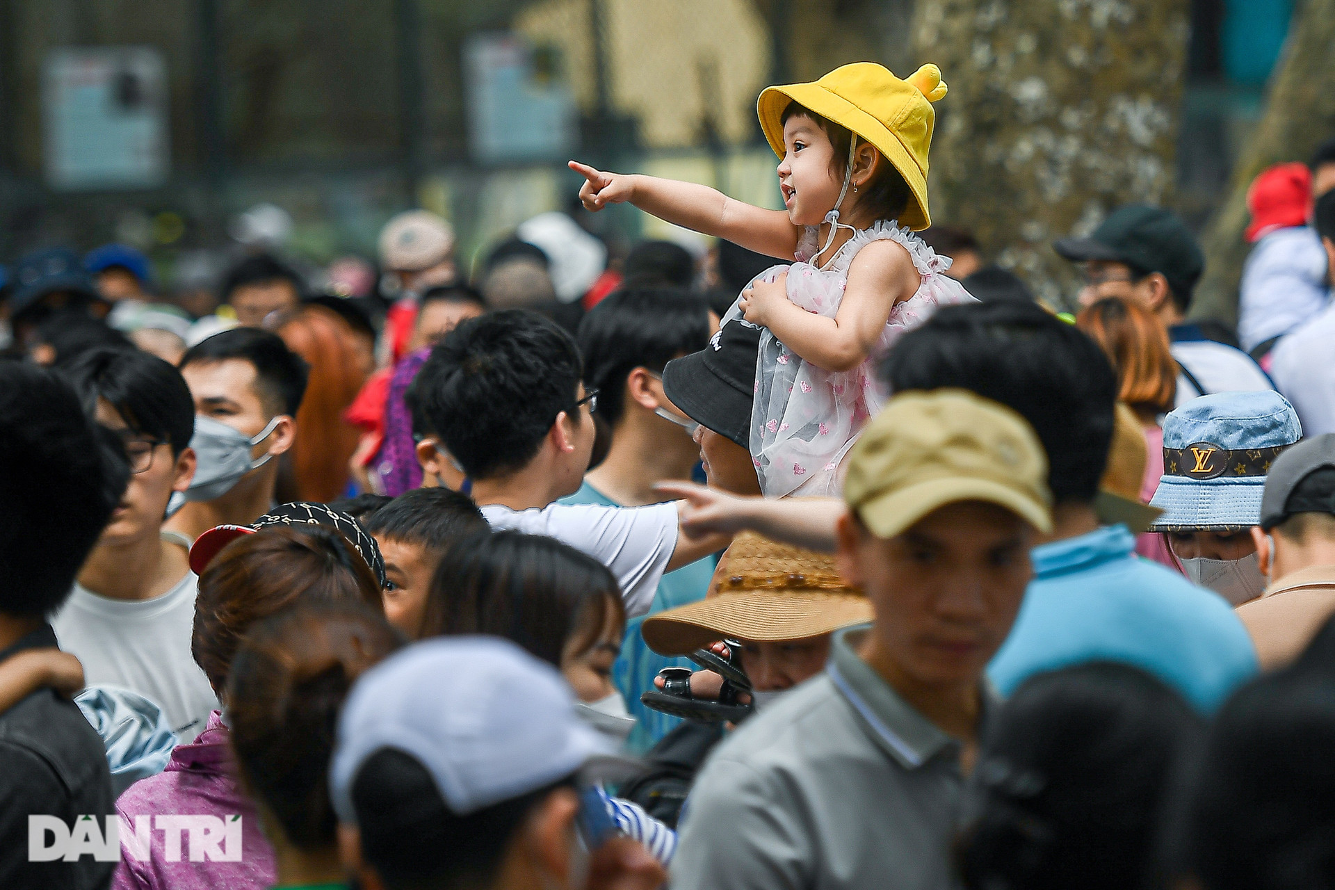  Choáng cảnh đông nghẹt thở, dòng người chen chúc trong công viên ở Hà Nội  - 6