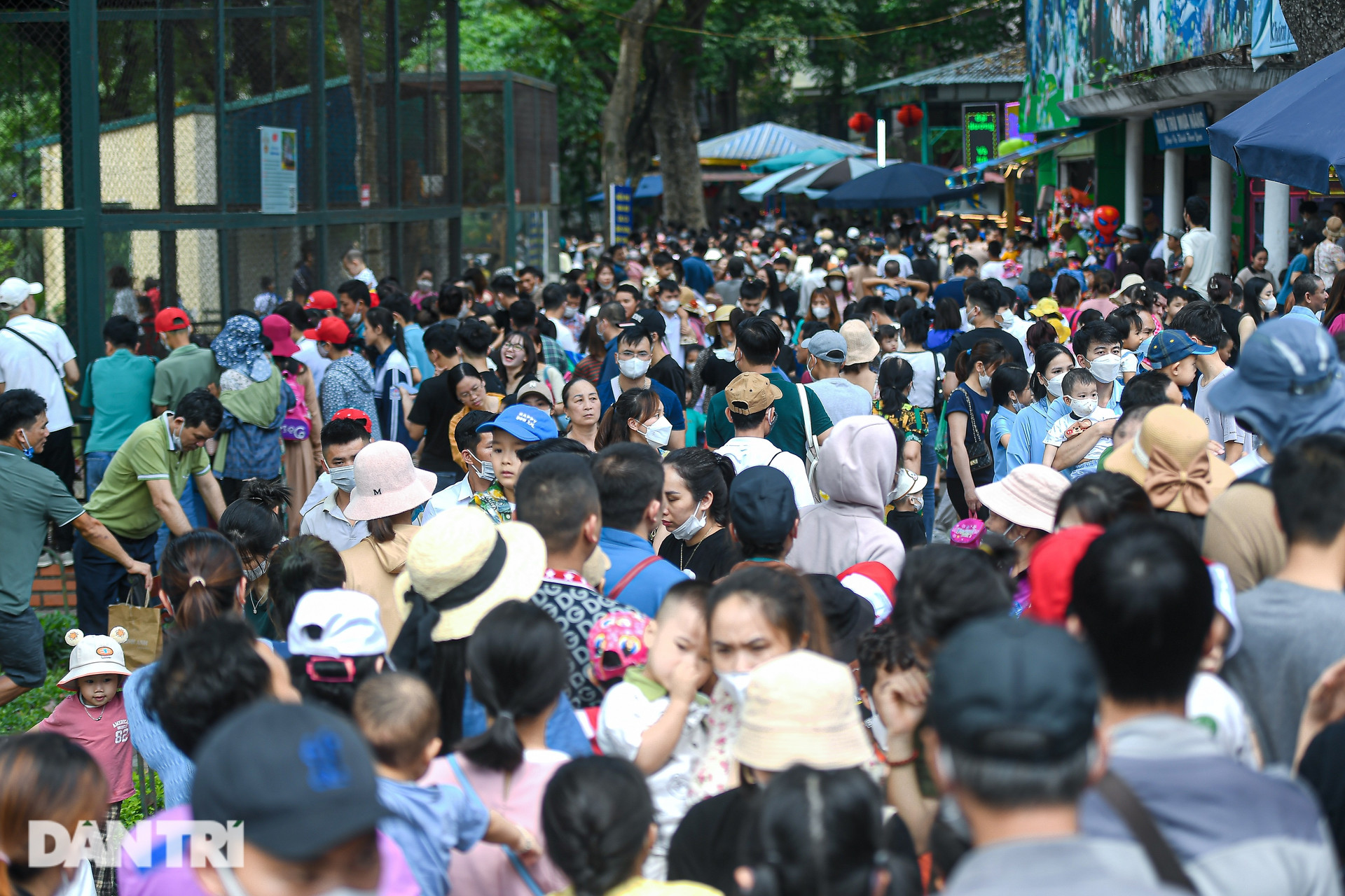  Choáng cảnh đông nghẹt thở, dòng người chen chúc trong công viên ở Hà Nội  - 3