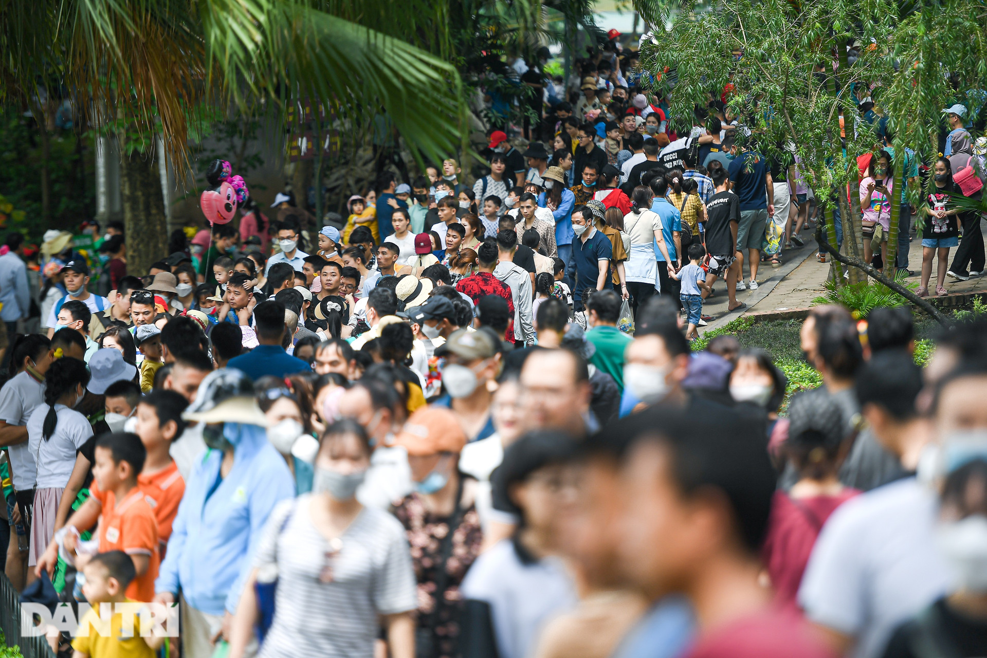  Choáng cảnh đông nghẹt thở, dòng người chen chúc trong công viên ở Hà Nội  - 1