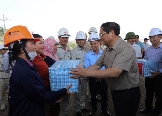 Thủ tướng Phạm Minh Chính kiểm tra tiến độ thi công dự án cao tốc Bắc - Nam - Ảnh 3.
