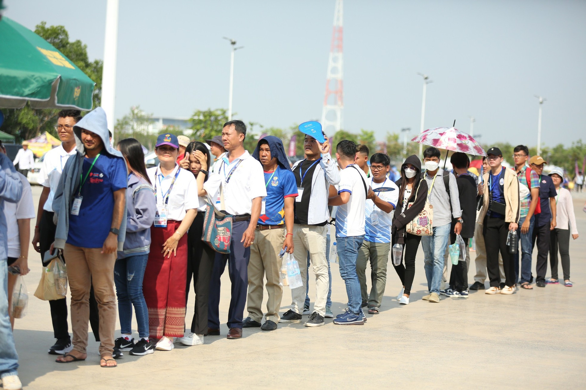 Kẹt xe hàng km, người Campuchia vẫn đội nắng đi xem khai mạc SEA Games 32 ảnh 7