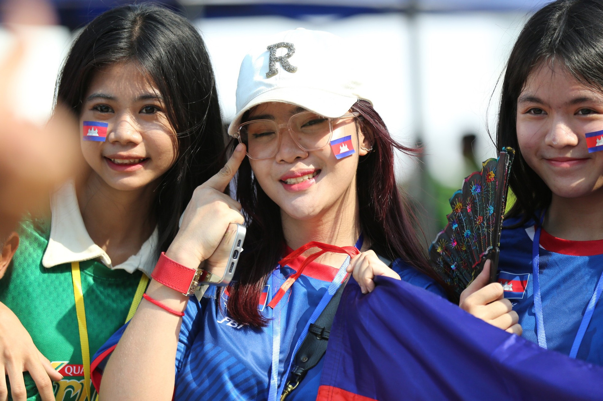 Kẹt xe hàng km, người Campuchia vẫn đội nắng đi xem khai mạc SEA Games 32 ảnh 6