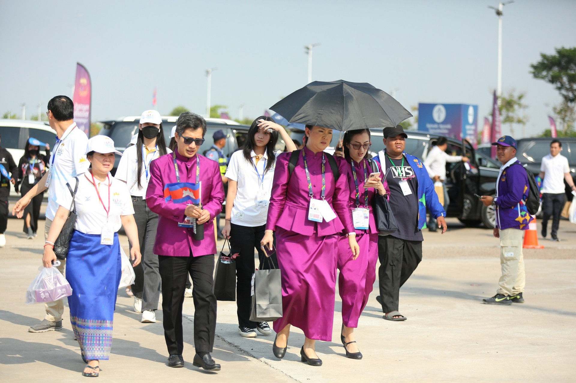 Kẹt xe hàng km, người Campuchia vẫn đội nắng đi xem khai mạc SEA Games 32 ảnh 5