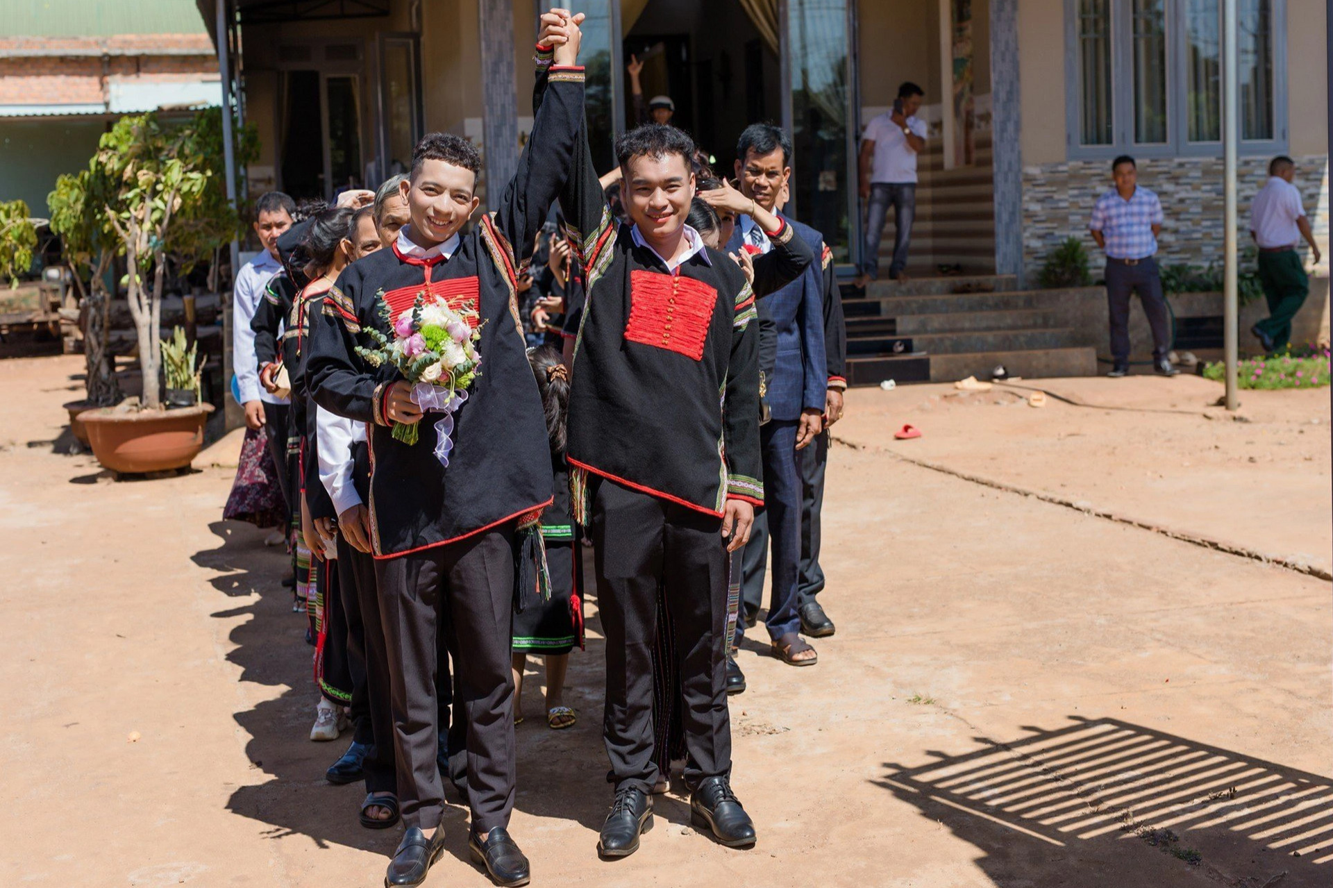 Cả buôn làng đến xem đám cưới của hai chàng trai tại Đắk Lắk - 1