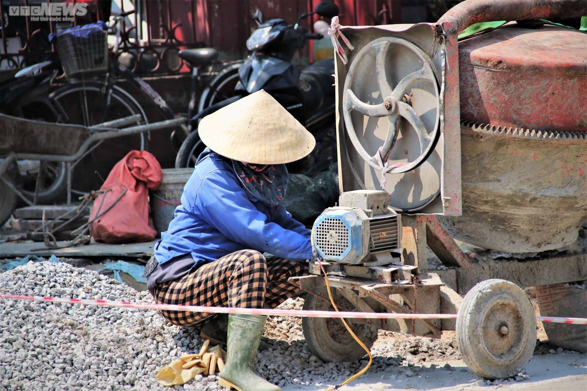 Công nhân oằn mình làm việc trên những công trường bỏng rát 42 độ C - 6