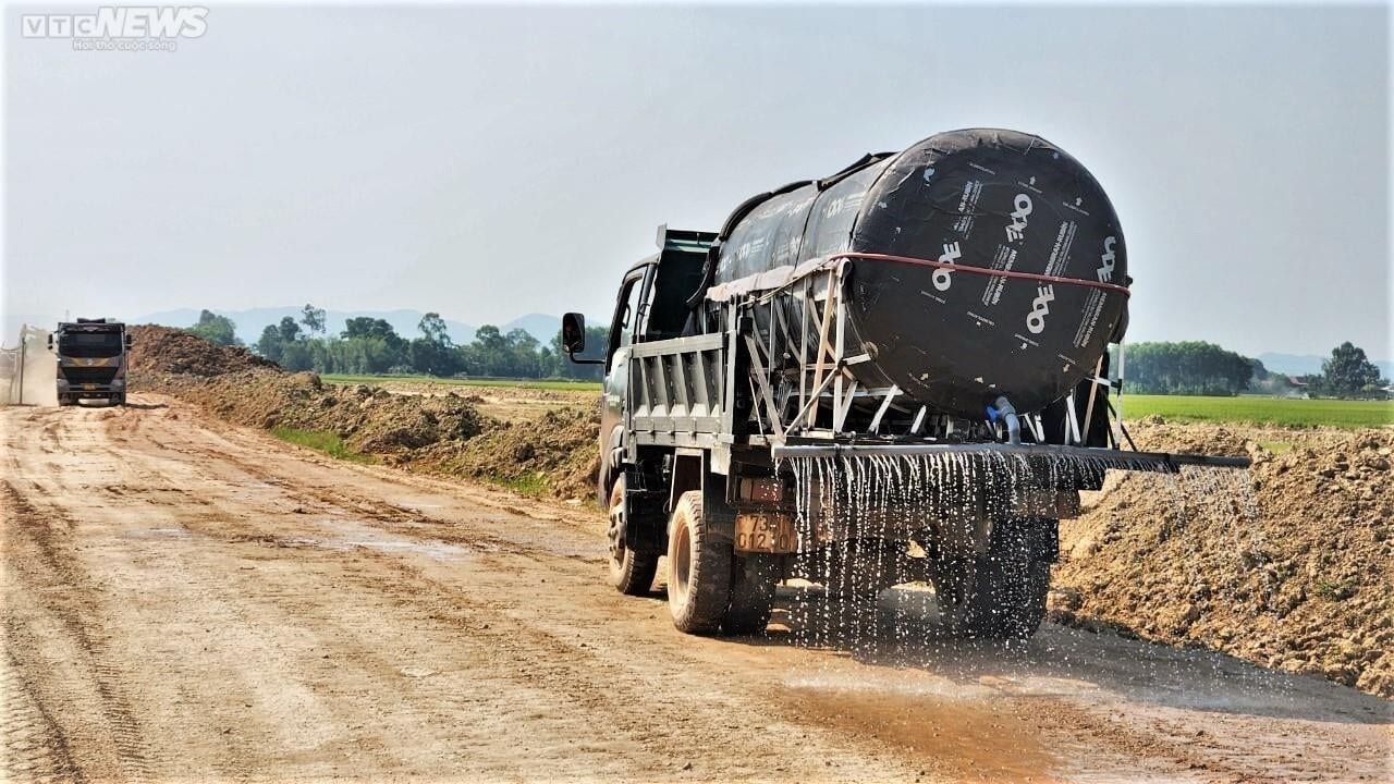 Công nhân oằn mình làm việc trên những công trường bỏng rát 42 độ C - 13