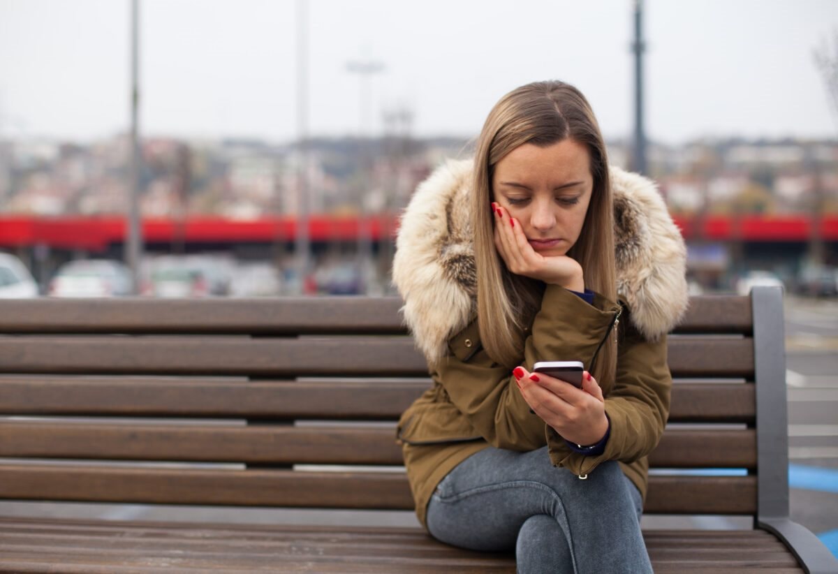 girl-on-phone-1200x822-1.jpg