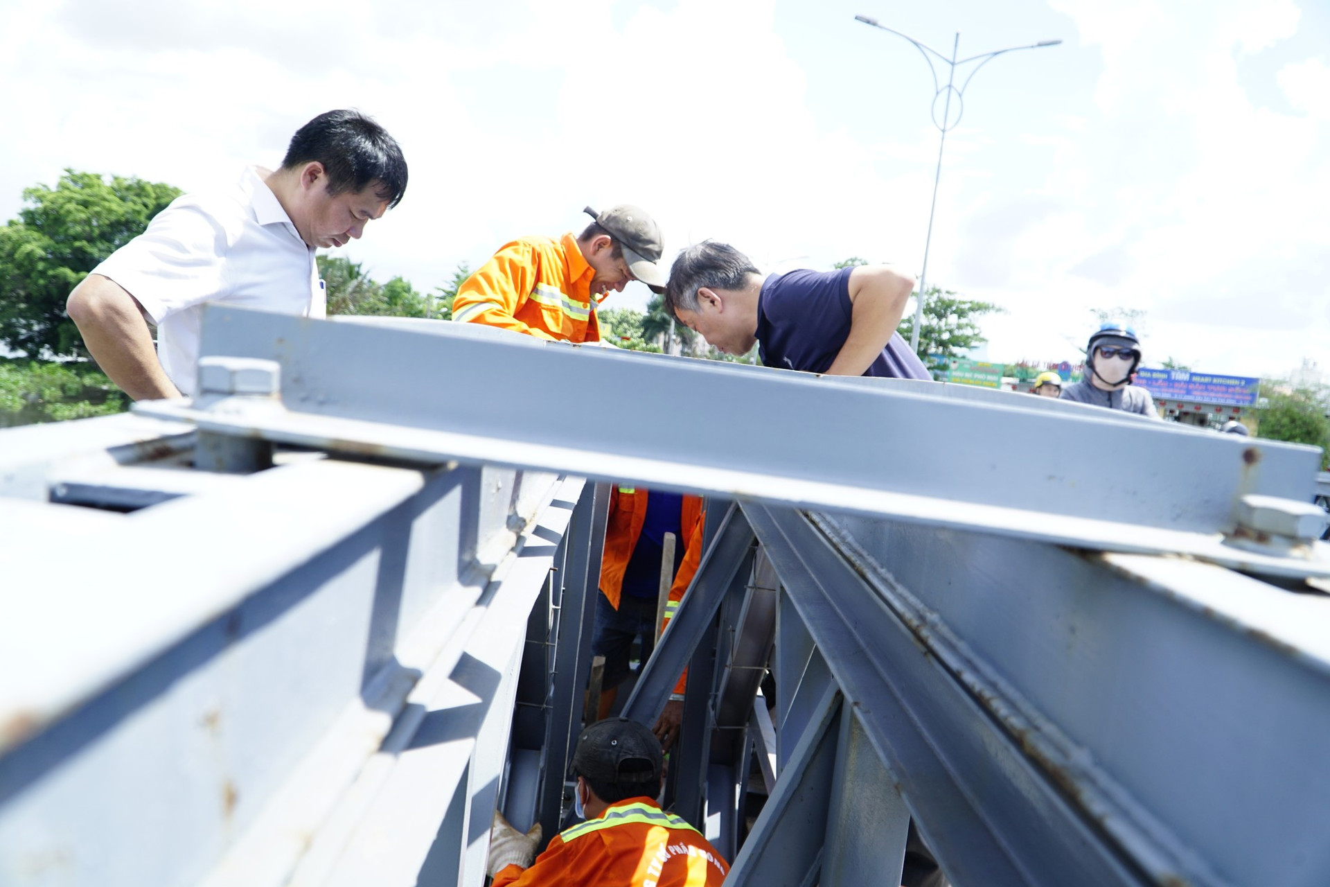 Cận cảnh cầu An Phú Đông sau sự cố sà lan đâm va vào trụ cầu ảnh 3