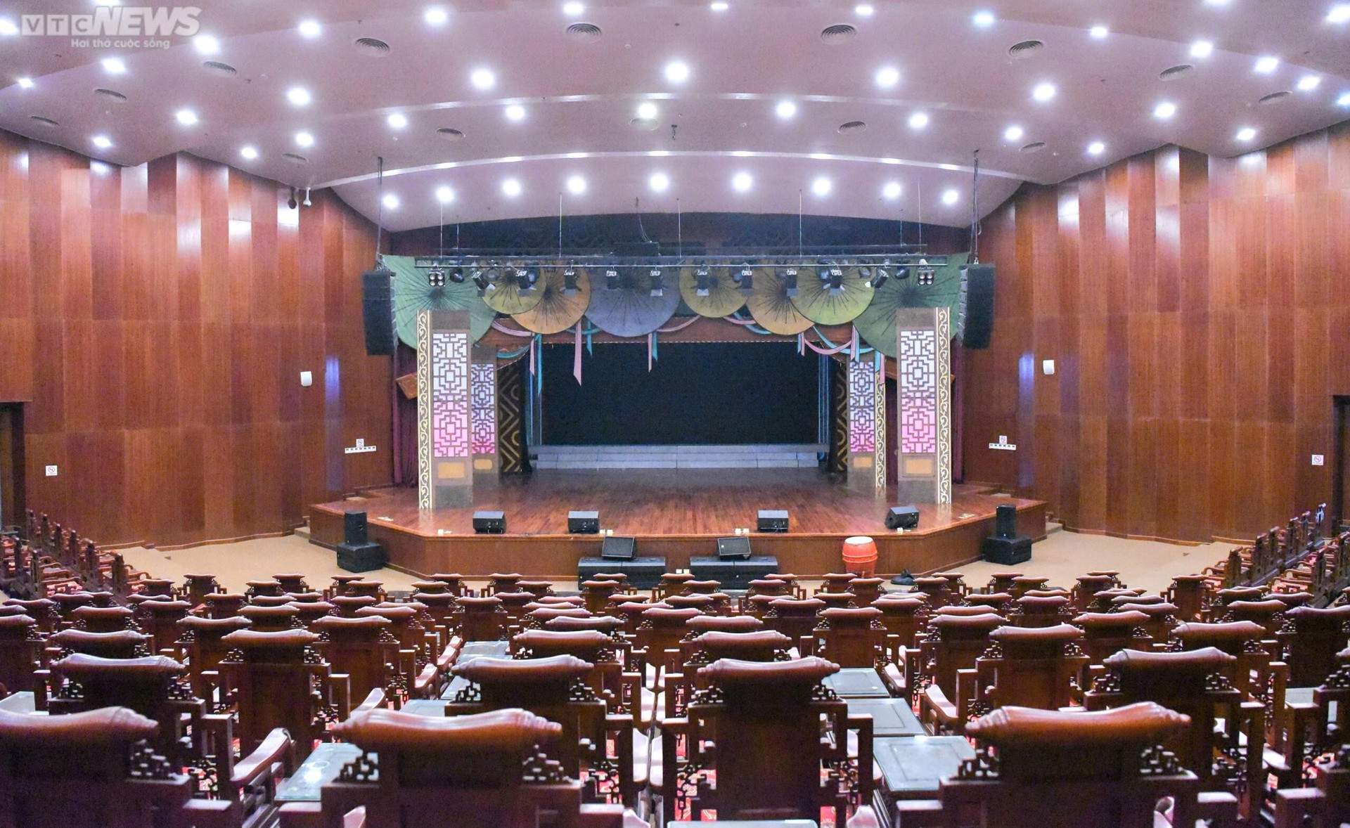 Bên trong khán phòng nhà hát có 341 ghế Đồng Kỵ gây tranh cãi ở Bắc Ninh  - 9