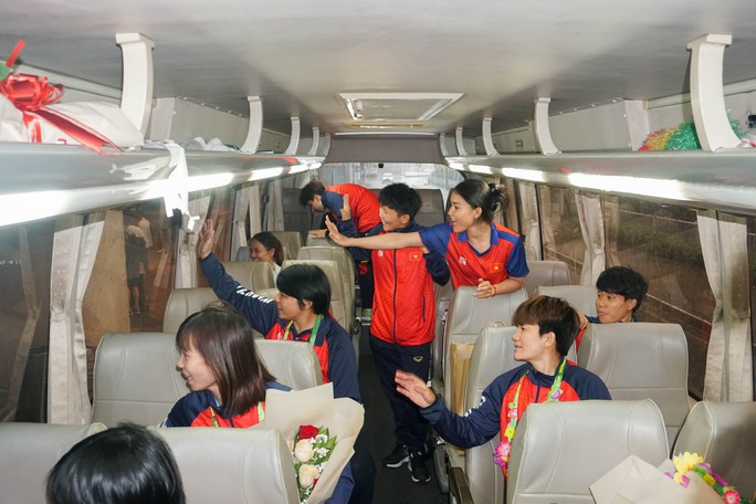 Hình ảnh đón đội tuyển bóng đá nữ Việt Nam tại Tân Sơn Nhất - Ảnh 11.