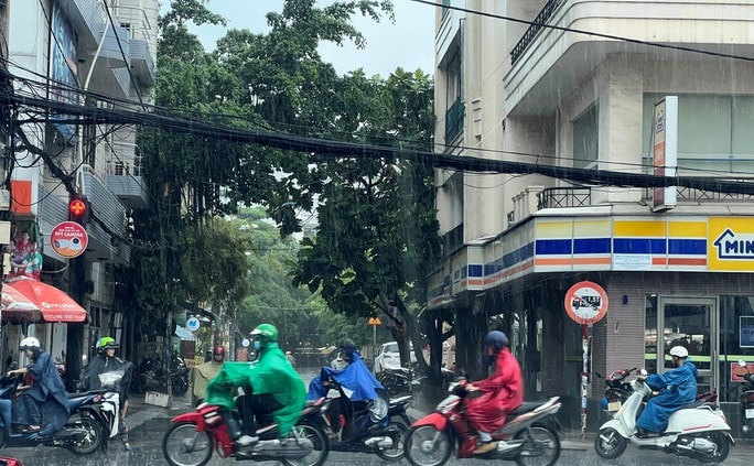 Mưa lớn giải nhiệt trút xuống giữa trưa, nhiều tuyến đường ở TP HCM ngập - Ảnh 8.