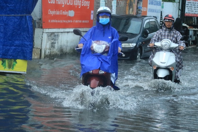 Mưa lớn giải nhiệt trút xuống giữa trưa, nhiều tuyến đường ở TP HCM ngập - Ảnh 11.