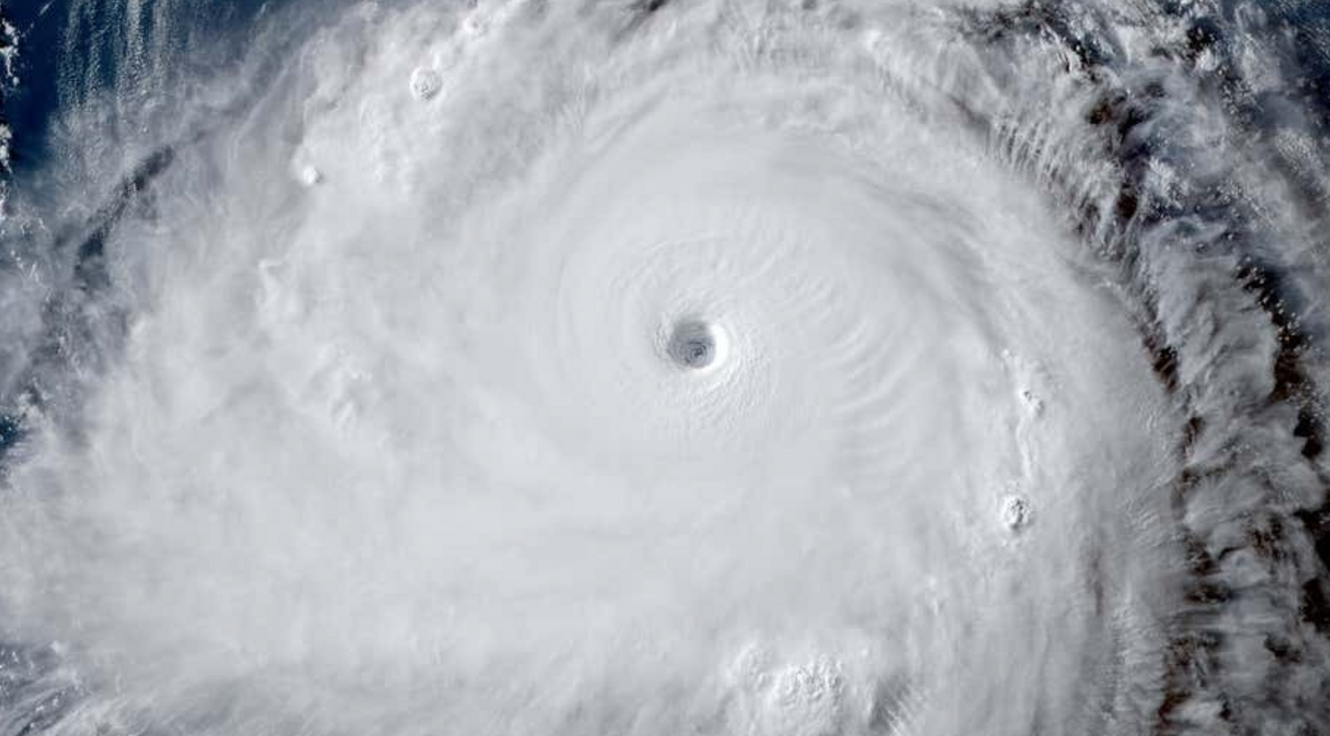 Mawar – siêu bão mạnh nhất thế giới ba năm qua sắp đổ bộ Philippines - 2